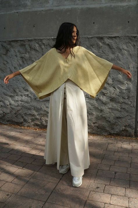 Kimono Inspired Fashion, No Sew Clothes, Shomiz Blouses, Linen Poncho, Fashion Kimono, Poncho Fashion, Blouse Simple, Linen Style Fashion, جوني ديب