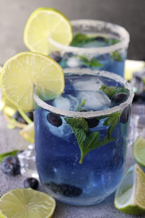 Blueberry Mojito Mocktail Recipe (Fresh Ingredients) Pistachio Martini Recipe, Baby Shower Party Food, Summer Mocktails, Blueberry Mojito, Mojito Mocktail, Berry Parfait, Mocktail Recipes, Fancy Drinks, Mocktail Recipe