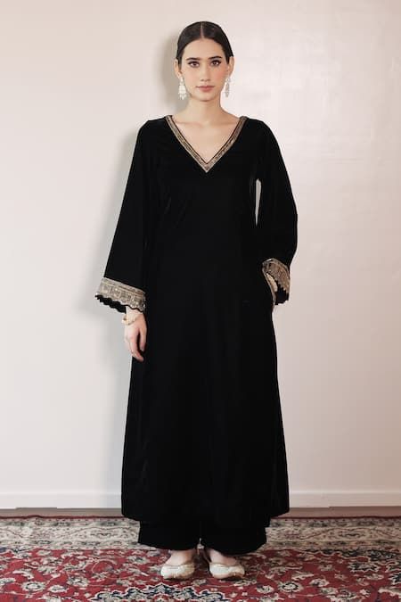 Buy Black Silk Velvet Embroidery Pipe V Neck Sleeve Kurta Palazzo Set For Women by Shrutkirti Online at Aza Fashions. Kurta Party Wear For Women, Velvet Straight Kurti, Velvet Kurti Neck Designs, V Neck Kurta Set, Desi Velvet Dress, Black Velvet Abaya Designs, V Neck Pakistani Suit Design, Wedding Kurta Set For Women, Black Suit Neck Designs