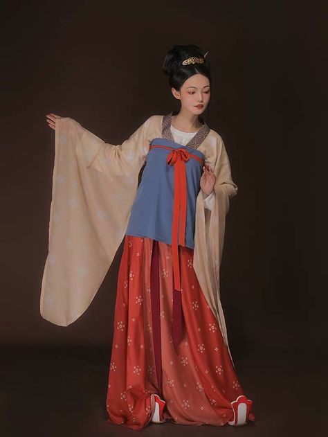 Dynasty Characters, Chinese Dynasty, Dynasty Clothing, Chinese Clothes, Simplistic Style, Chinese Traditional Clothing, Chinese Dresses, Traditional Chinese Dress, History Of Fashion