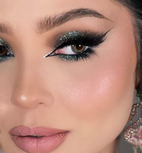 Emerald Green Formal Dress Makeup, Quinceanera Emerald Green Makeup, Emerald Green Makeup Looks, Xv Makeup, Silver Eyeshadow Looks, Makeup Verde, Green Dress Makeup, Almond Eye Makeup, Silver Eye Makeup