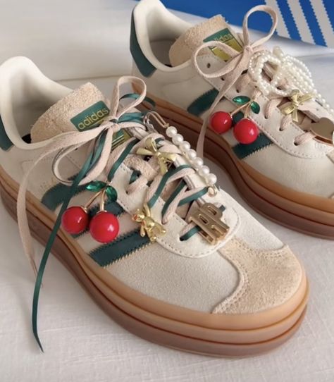 Painting Shoes Aesthetic, Shoe Charm Ideas, Sneaker Decoration Ideas, Decorated Converse Ideas, Converse Charms, Junk Shoes, Sneakers Charms, Decorating Sneakers, Decorated Sneakers