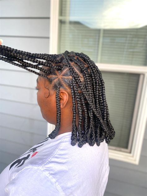 My hands have been wanting to try this style sooo bad for a long time! I got to do it TWICE in the same week!! Both in triangle and square shapes. Perfect for all those into short hair🔥🔥🔥 . Its called bantu-knot braid ends. #braids #shortbraids Short Braids With Knots At The End, Short Braids Curly Ends, Braids With Knots At The End, Box Braids Images, Triangle Braids, Triangle Box Braids, Colored Box Braids, Bantu Knot, Jojo Jojo