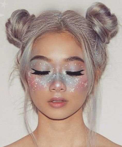 The Ultimate Guide to Space Buns | HOWTOWEAR Fashion Halloweenský Makeup, Alien Makeup, Space Makeup, Galaxy Makeup, Face Art Makeup, Rave Makeup, Space Buns, Halloween Makeup Inspiration, Cool Makeup Looks