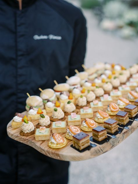 Finger Food Canapes, Pass Around Food Ideas, Canapes Set Up Ideas, Canapé Serving Ideas, Canapes Ideas Wedding, Wedding Canapes Ideas Receptions, Elegant Canapes Presentation, Catering Ideas Dessert, Mini Canapes Ideas