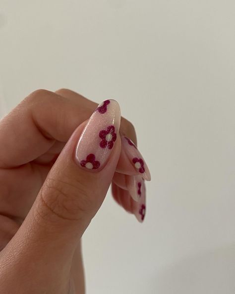 Dotted Flower Nails, Flower Tip Nails, Nail Set Up, Floral Nails Simple, Cute Nails Flowers, Nail Inspo Flowers, Simple Flower Nails, Red Flower Nails, Simple Design Nails