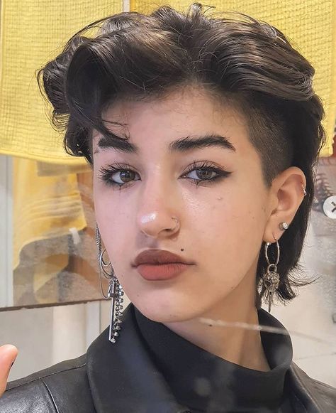 Short Curly Gender Neutral Hair, Unique Medium Haircut, Cool Short Hairstyles Nonbinary, Half Head Shaved Hairstyles, Fem Masc Haircuts, Short Hair Styles Nonbinary, Short Kpop Hair, Masculine Long Hairstyles, Short Nonbinary Hairstyles