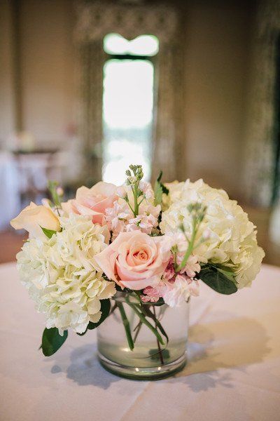 Cheap Wedding Table Centerpieces, Diy Snowman Decorations, Rose Centerpiece, Angel Photography, Simple Wedding Centerpieces, White Hydrangeas, Rose Centerpieces, Unique Wedding Flowers, Wedding Floral Centerpieces