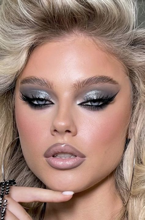 Smokey Eye Makeup Silver, Angel Makeup, Metallic Makeup, Grey Makeup, 80s Makeup, Silver Makeup, Holiday Makeup Looks, Makeup Icons, Formal Makeup