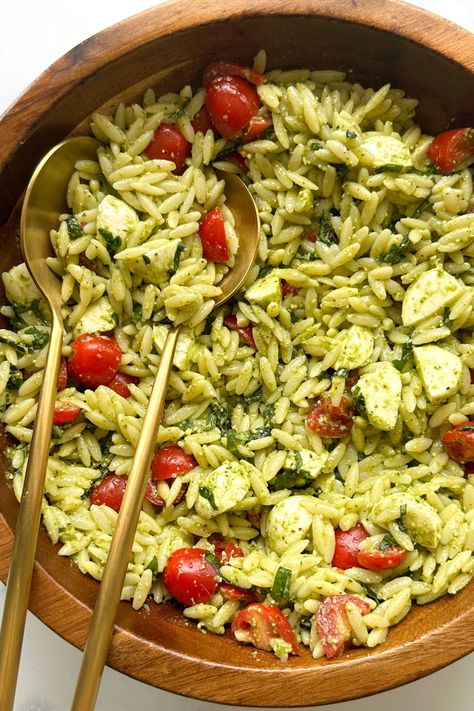 Orzo Recipes Side, Orzo Pesto, Pesto Salad Recipes, Bananas Recipes, Orzo Salat, Dressings Recipes, Salad Spinach, Healthy Pesto, Orzo Salad Recipes