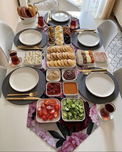 Simple Breakfast Setup, Meal Table Decoration, Pancake Table Setup, Plate Food Design, Food On Table Aesthetic, Brunch Home Ideas, Breakfast Ideas Table, Morning Birthday Party Food, Table Food Decoration