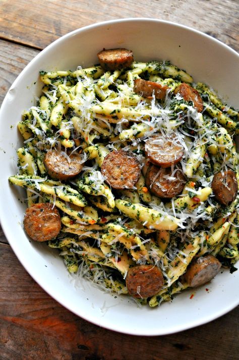 Vegan Roasted Kale Pesto Pasta - Rabbit and Wolves Roasted Kale, Kale Pesto Pasta, Rabbit And Wolves, Lazy Vegan, Resep Pasta, Kale Pesto, Vegan Roast, Vegan Pasta Recipes, Vegan Sausage