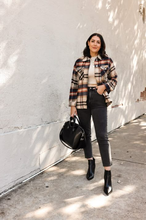 Modern Flannel Outfits, Flannel Outfits 2022, Work Outfit Flannel, Dressy Flannel Outfits, Flannel Thanksgiving Outfit, Flannel Work Outfit Business Casual, Flannel Outfits Work, Business Casual Flannel Outfit, Flannel Business Casual