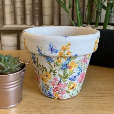 Paint Garden Pots, Painting Pots, Summer Art Projects, Pottery Plant Pot, Flower Pot Art, Diy Pottery Painting, Pots Diy, Flower Pot Design, Painted Plant Pots