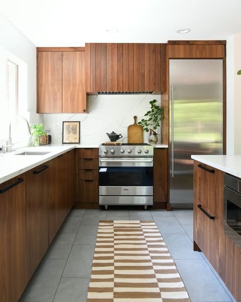 A Fox Chapel Midcentury Home Gets a Marvelous New Kitchen - Table Magazine Midcentury Kitchen Remodel, Walnut Kitchen Cabinets, Hickory Kitchen, House Dr, Midcentury House, Mcm Kitchen, Walnut Kitchen, Walnut Cabinets, Fireclay Tile