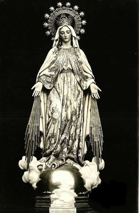 Mary Tattoo, Virgin Mary Art, Mother Mary Images, Lady Of Sorrows, Images Of Mary, Virgin Mary Statue, Mary Statue, Our Lady Of Sorrows, Angel Aesthetic