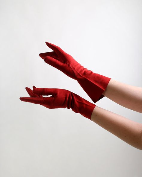 Red Coral Aesthetic, Vintage Leather Gloves, Red Gloves Aesthetic, 50s Gloves, Red Fashion Aesthetic, Hands With Gloves, Aesthetic Gloves, Gloves Photography, Beautiful Gloves