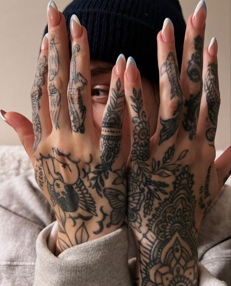 Tattoo design🧡 Finger Tattoo Grunge, Hang Tattoos, Big Finger Tattoos, Black Work Finger Tattoo, Blackout Finger Tattoo, Hand Tats For Women Aesthetic, One Hand Tattoo, Big Hand Tattoos For Women, Trad Hand Tattoo