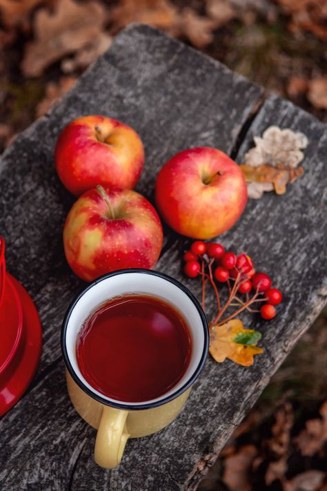 Autumn Tea Aesthetic, Autumn Food Photography, Autumn Cafe, Autumn Apples, Healthy Cakes, Yellow Cups, Apple Tea, View From Above, Autumn Tea