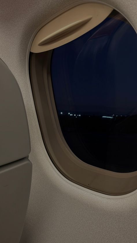 this is a photo of a view from a plane window seat at night. Window View Night, Plane Pictures Window Seats, Photo From Airplane Window, Night Plane Window, Looking Out Plane Window, Boy Snaps, Boy Snaps Pic, Plane Window View, Night Airplane Window