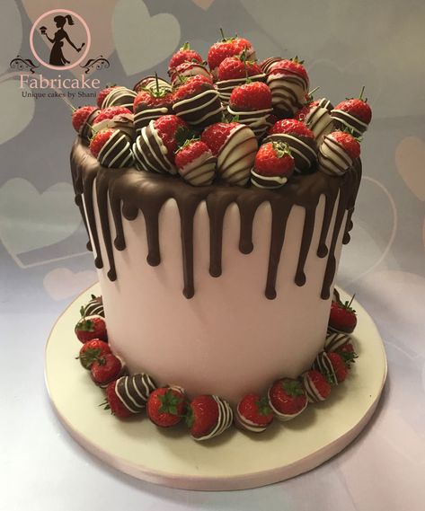 Strawberry Drip Cake, Layer Cake Au Chocolat, Strawberry Shortcake Birthday Cake, Delish Cakes, Strawberry Birthday Cake, Christmas Themed Cake, Fondant Cake Designs, Chocolate Strawberry Cake, Chocolate Drip Cake