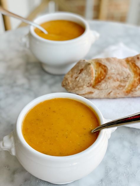 Potage aux Légumes (French Vegetable Soup) - Le Chef's Wife French Soup Recipes, Veggie Starters, French Soups, French Holiday Recipes, French Lentil Soup, Parisian Christmas, Potato Soup Recipes, Soup Night, Soups Chicken