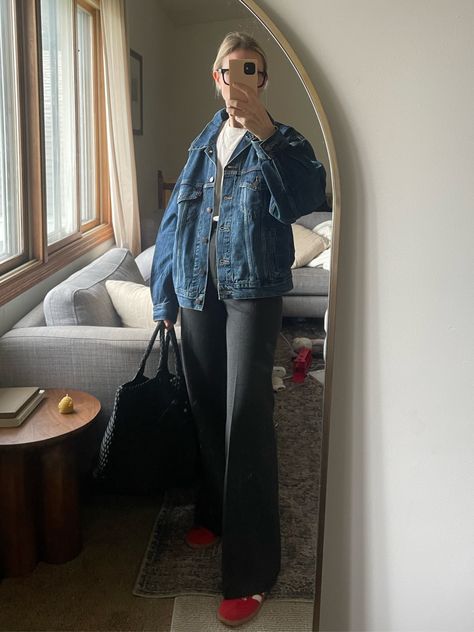 Denim Jacket Trousers Outfit, Trucker Denim Jacket Outfit, Denim Trucker Jacket Outfit, Trucker Jacket Outfit, Oversized Denim Jacket Outfit, Cooler Weather Outfits, Karin Emily, Emily Style, 90s Denim Jacket