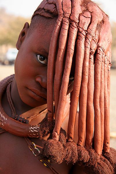 Yves Picq . Namibie Himba.   The Himba women wear their hair in long braids and cover them with a mixture of butter fat and ochre called otijize which also gives their skin a red tint. Its a common trend and symbol of beauty. Himba Girl, Himba Tribe, Himba People, Weird Beauty, African People, We Are The World, Beauty Standards, People Of The World, African Hairstyles