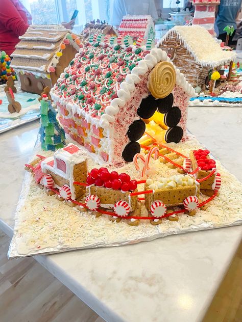 Gingerbread House Decorating Ideas, Birthday Party Meals, Graham Cracker Gingerbread, Graham Cracker House, Graham Cracker Gingerbread House, Homemade Gingerbread House, Gingerbread House Decorating, Gingerbread House Patterns, Gingerbread House Candy