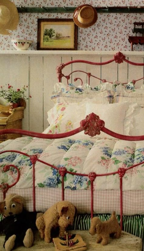 Antique Iron Bed, Room Decor Styles, Antique Iron Beds, Iron Beds, Designer Top, Cottage Bedroom, Iron Bed, Country Bedroom, Antique Iron