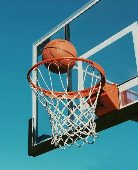 Cool Basketball Wallpapers, Basketball Rules, Swimming Pictures, Basketball Background, Ball Aesthetic, I Love Basketball, Basketball Wall, Bola Basket, Basket Sport