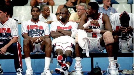 "Me, Michael Jordan, Magic Johnson and Scottie Pippen would play cards every night": Charles Barkley revels in memories of the 1992 Barcelona Olympics with the Dream Team | The SportsRush Dream Team 1992, Showtime Lakers, Team Usa Basketball, Kobe Bryant Nba, Patrick Ewing, Jordan Chicago, Michael Jordan Basketball, Michael Jordan 23, Basketball Workouts