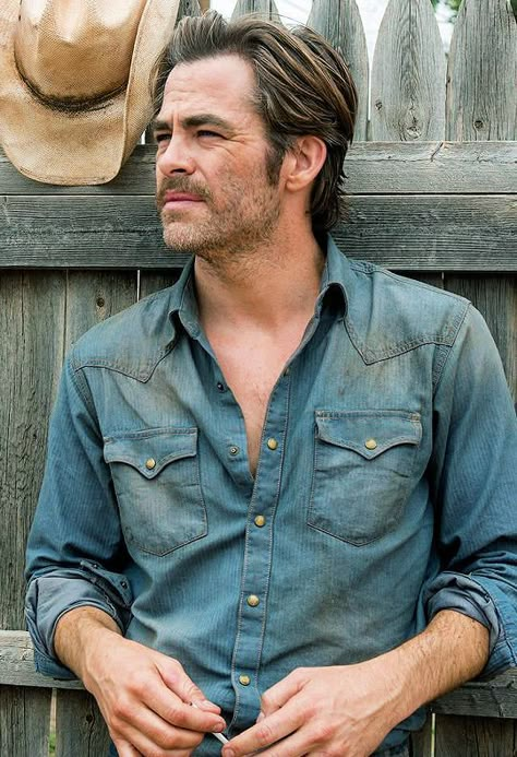 Chris Pine Fashion, Chris Pine Hair, Chris Pine Style, Beard Long Hair, Older Mens Long Hairstyles, Cris Pine, Hell Or High Water, Denim Outfit Men, Preppy Western