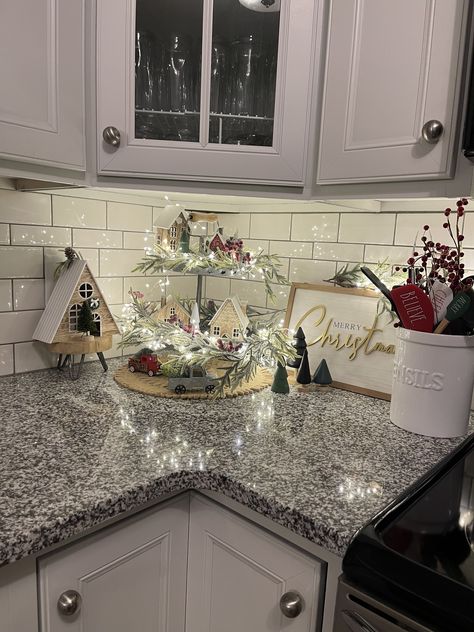 Counter Top Christmas Decor, Christmas Countertop Decor, Christmas Kitchen Decorations, Decor Ideas For Christmas, Christmas Kitchen Decor Ideas, Fancy Christmas Ornaments, Fancy Christmas, Countertop Decor, Christmas Apartment