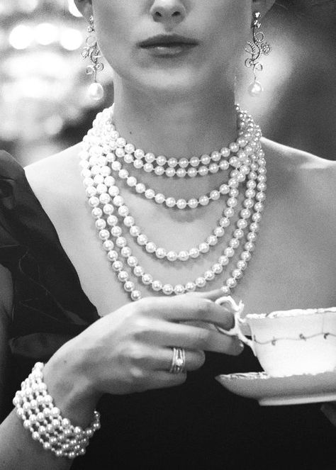 people drinking tea Woman With Pearls, How To Wear Pearls, Beauty Quiz, Wearing Pearls, Shotting Photo, Wear Pearls, Anna Karenina, Black And White Photograph, Pearl And Lace