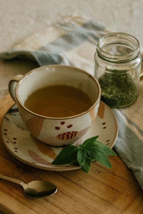 Tea Making Aesthetic, Peppermint Tea Aesthetic, Mint Tea Aesthetic, Autumn Birthday Party, Peppermint Tea Benefits, Leaves Meaning, Mint Photography, Drying Mint Leaves, Menstrual Phase