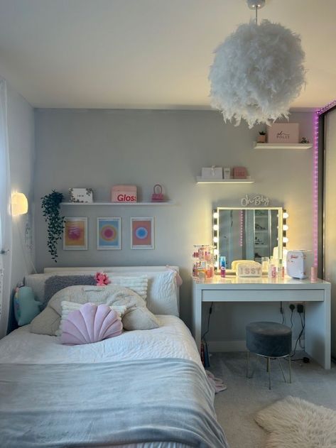 pink preppy room pink preppy room  decor pink preppy room  decor ideas pink preppy room  aesthetic pink preppy room  ideas pink preppy room  ideas bedrooms pink preppy room  decor diy Cute Room Preppy, Room Ideas Teal Walls, Clean Girl Preppy Room, Very Very Small Bedroom Ideas, Simple Room Organization Ideas, Preppy Bed Decor, Teen Small Room Ideas, Bubblegum Pink Bedroom, Preppy Makeup Desk