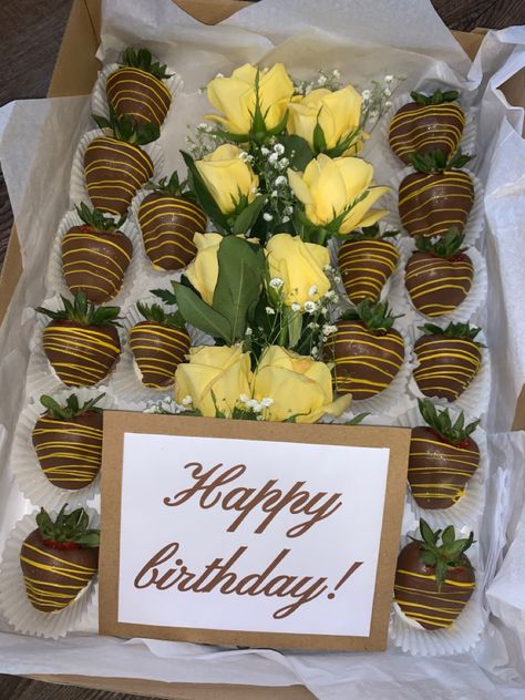 Yellow Strawberries, Yellow Chocolate Covered Strawberries, Dude Birthday Party, 76th Birthday, Strawberry Pretzel, Nana Birthday, Yellow Fruit, Birthday Chocolates, Yellow Theme