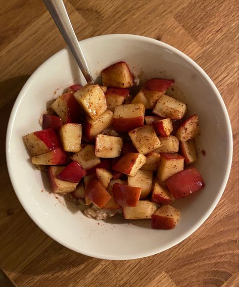 #cinnamon #apple #oatmeal #autumn #fall #aesthetic #halloween #recipe Cinnamon Apple Aesthetic, Autumn Snacks Aesthetic, Apple And Cinnamon Aesthetic, Healthy Fall Foods Aesthetic, Apple Recipes Aesthetic, Apple With Cinnamon Aesthetic, Fall Food Breakfast, Fall Meals Aesthetic, Low Cal Autumn Recipes