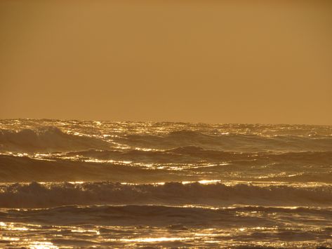 Waves At Sunset, Divine Aesthetic Gold, Gold Water Aesthetic, Beach Yellow Aesthetic, Champagne Gold Aesthetic, Golden Beach Aesthetic, Golden Summer Aesthetic, Gold Vibes Aesthetic, Gold Sunset Aesthetic