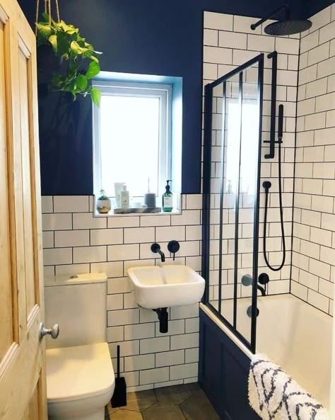 Small Bathroom Layout, Small Bathroom Interior, Small Space Bathroom, Bathroom Redesign, Tiny Bathrooms, Decor Baie, Bathroom Inspiration Decor, Bathroom Trends, Apartment Bathroom