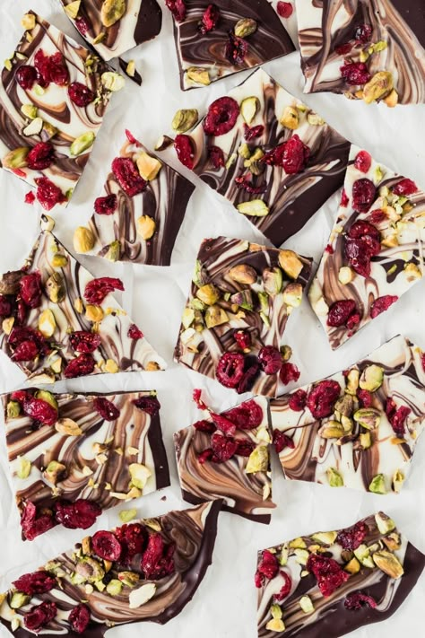 Christmas Chocolate Bark Recipes, Chocolate Bark Christmas, Christmas Bark Recipes, Favorite Christmas Desserts, Christmas Bark, Pistachio Chocolate, Bark Recipes, Chocolate Bark Recipe, Diy Easy Recipes