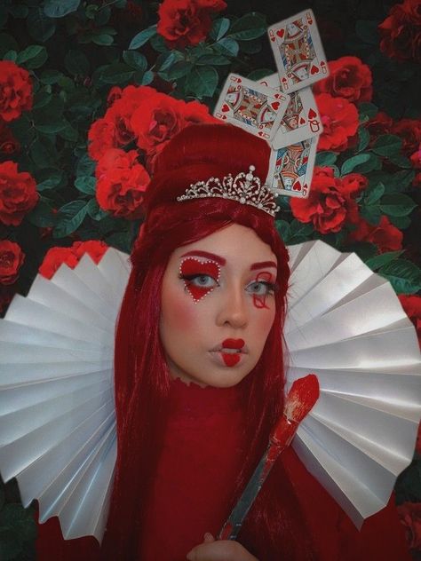 Queen Of Hearts Makeup Halloween, Red Hair Halloween Costumes Ideas, Red Queen Makeup, Alice In Wonderland Red Queen, Hearts Makeup, Disney Character Makeup, Queen Of Hearts Makeup, Queen Of Hearts Costume, Heart Costume