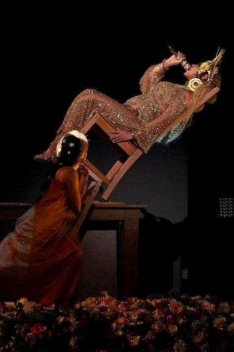 The Internet Lost It Over That Chair Lean in Beyoncé's Grammys Performance...so did I I kept thinking she's carrying twins!! Grammys 2017, Capital B, Queen Bee Beyonce, King B, Beyonce Outfits, Beyonce Knowles Carter, Beyonce Style, Real Queens, Beyoncé Giselle Knowles-carter