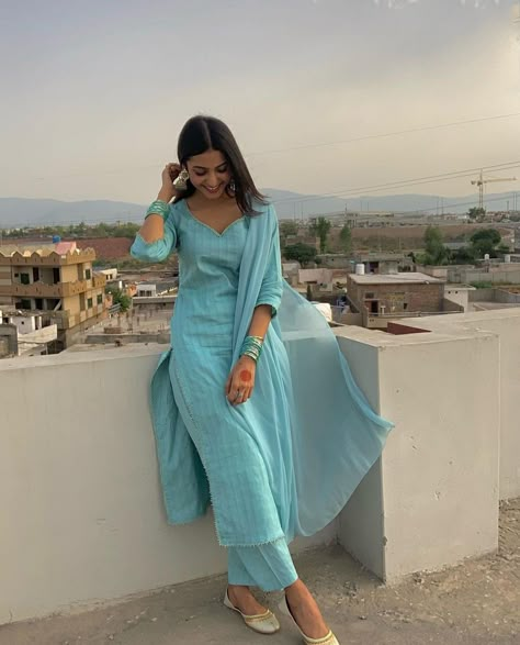 Neck Kurti Designs Latest, Poses In Kurtis, Kurthi Photo Shoot Ideas, Photoshoot Ideas In Traditional Wear, Salwar Poses, Pose Ideas In Kurti, Churidar Photo Poses, Indian Wear Poses, Photo Pose In Kurta Women