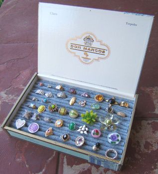 ring box from a cigar box + a sweater Ring Boxes Diy, Organizing Jewelry, Make Your Own Ring, Ring Organizer, Ring Storage, Craft Show Displays, Jewelry Organizer Diy, Ring Displays, Pretty Designs