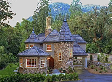 love this house castle theme house gorg! Turret Addition, Castle Like House, Mini Castle House, Castle House Modern, Castle Homes, Unusual Houses, Castle House Plans, Castle House Design, Modern Castle