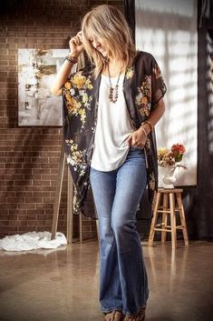 Summer Outfits Women 30s, Boho Fashion Over 40, Look Boho Chic, Mode Hippie, Mode Kimono, Boho Summer Outfits, Boho Style Outfits, Estilo Hippie, Woman Outfit