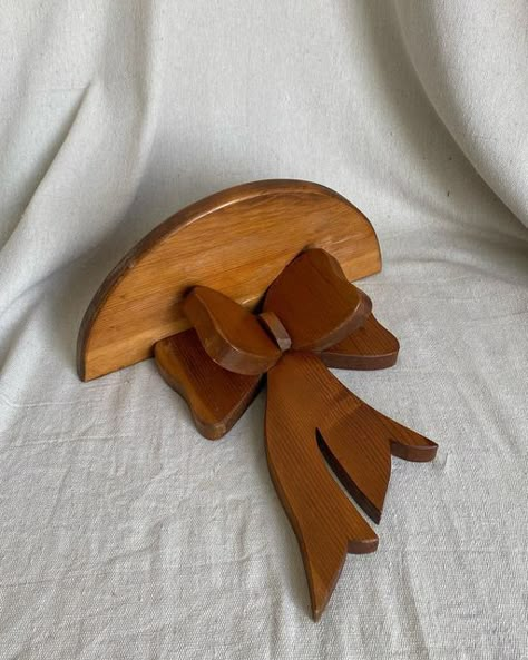 Heart Wood Furniture, Heart Cut Out Shelf, Heart Wood Shelf, Bow Shelf, Ribbon Shelf, Vintage Shelves, Heart Shelf, Thrifting Ideas, Thrift Wishlist