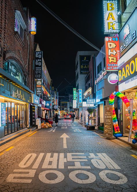 Korea At Night, Korea Tourist Spots, Korea Tourist Attractions, Seoul Attractions, Seoul Street, South Korean Food, Seoul Korea Travel, Street At Night, Busan Korea